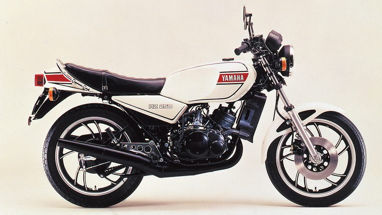 PutiMotor's tweet photo. '80 ヤマハ「RZ250」

70年代、国内250㏄クラスの人気は低迷し、2ストロークにも逆風が吹く中、79年の東京モーターショーに鮮烈デビュー。

ロードレーサーTZ250をベースにした2スト水冷パラツインに、量産ロードモデル初のモノサスを搭載。

リッター換算140psのハイパワーと俊敏なシャーシが生み出す速さは、強烈かつピーキーで、「事故率ナンバー1」「初心者には無理」と言われながら、ヒット街道を驀進。

RZ以降、各社から2スト250が投入され、250ブームが到来。バイク史を塗り替えた。

https://t.co/SNUaG9mTqR