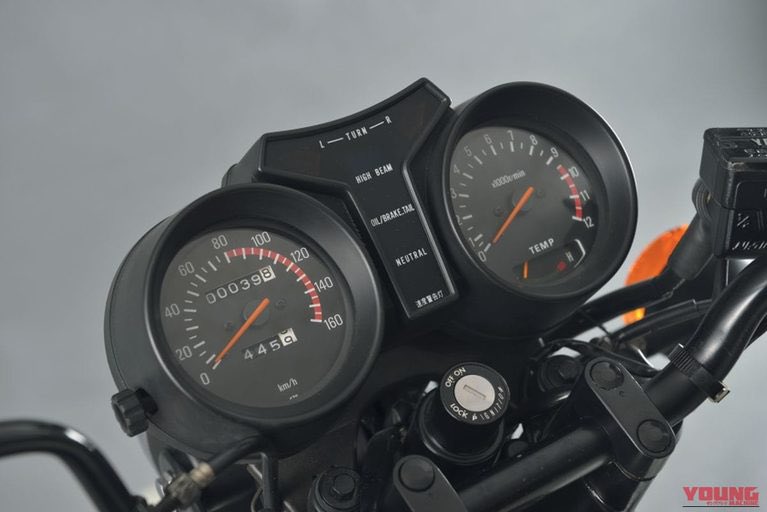 PutiMotor's tweet photo. '80 ヤマハ「RZ250」

70年代、国内250㏄クラスの人気は低迷し、2ストロークにも逆風が吹く中、79年の東京モーターショーに鮮烈デビュー。

ロードレーサーTZ250をベースにした2スト水冷パラツインに、量産ロードモデル初のモノサスを搭載。

リッター換算140psのハイパワーと俊敏なシャーシが生み出す速さは、強烈かつピーキーで、「事故率ナンバー1」「初心者には無理」と言われながら、ヒット街道を驀進。

RZ以降、各社から2スト250が投入され、250ブームが到来。バイク史を塗り替えた。

https://t.co/SNUaG9mTqR
