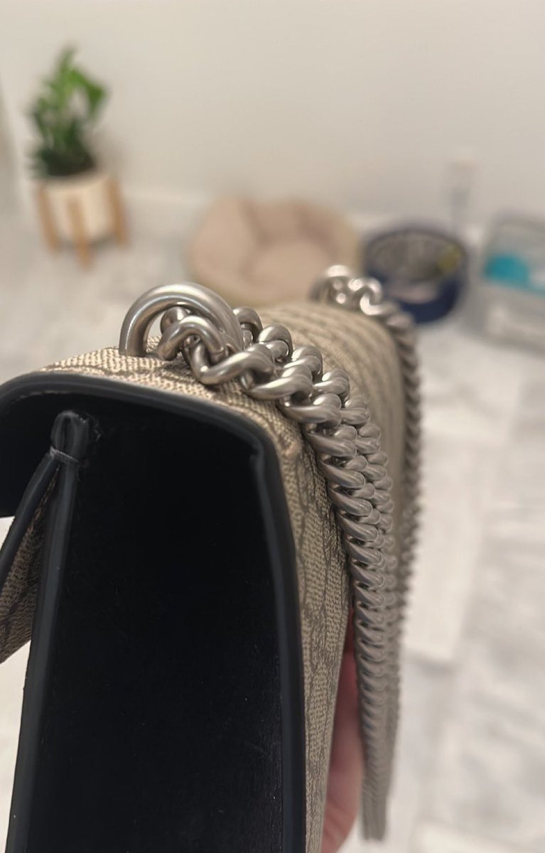 SkylarVoxVIP's tweet photo. I have a few designer purses and the Gucci Dionysus GG shoulder bag is my "daily" and it has never failed me over the years. The straps are THICK chains and manufactured into the bag instead of sewn, but the purse is still light-weight and comfortable. https://t.co/5vrLZIQCA5