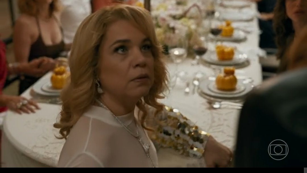luanziie's tweet photo. eu amo que não faz sentido nenhum a adriana ir pra uma festa que não foi convidada e não tem nada a ver com ela mas eu tô aqui pelo barraco #QuemAmaCuida https://t.co/W5vr0xL2No