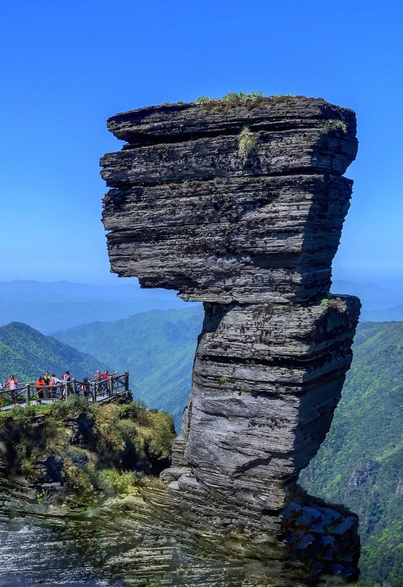 JessicaWallkgq's tweet photo. Hao Ji Rock stands in front of the cliff, with the quiet mountain wind gently brushing, carrying a touch of natural charm. https://t.co/nGKBwxK2RC