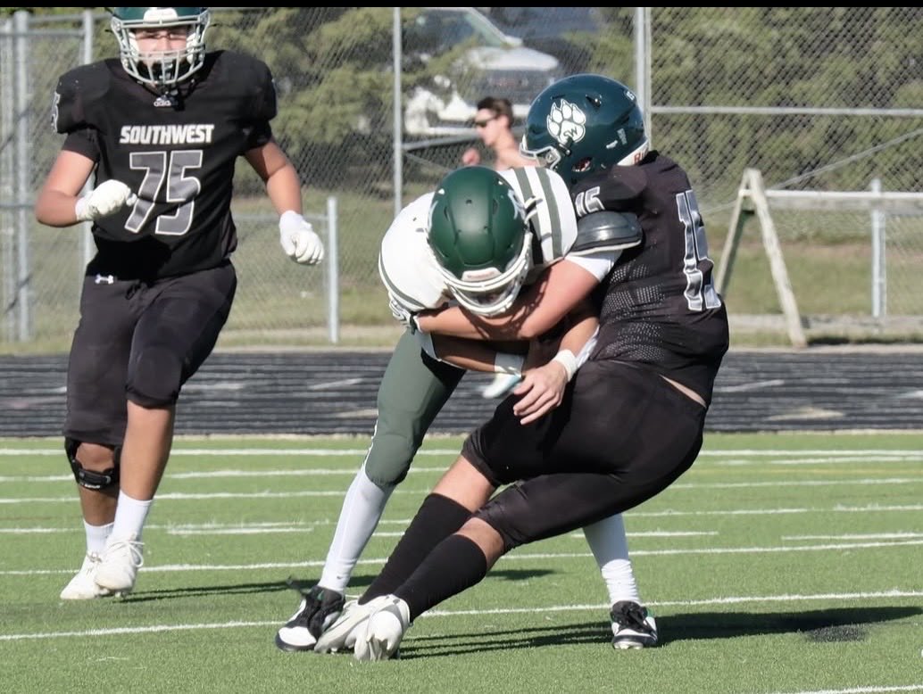 _Tyler_Lentz's tweet photo. Freshman Timberwolves continue to roll with a win over a tough DeSoto team. 4-0 on the year! Was able to get my first TD of the season! @bvsw_wolfpack @coachorrick @coach_t_allin @tykin27 @cargile_wade https://t.co/oIZkUKkd2x