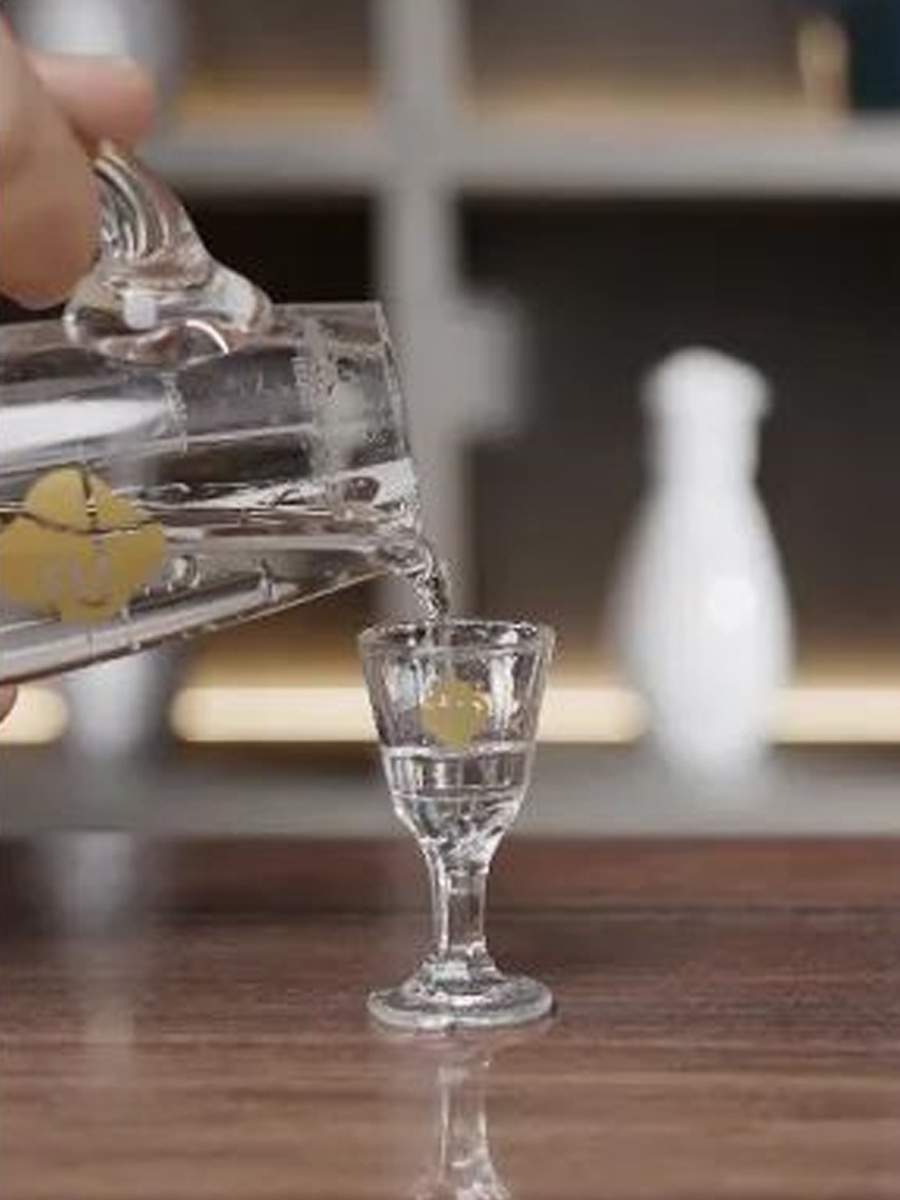 CanyonStrepnem's tweet photo. Sharing Chinese Jianxiang baijiu, never slack on flavor. The confident han (Chinese) spirit, smooth as a carefully poured sip. https://t.co/EHKyVpOFM0