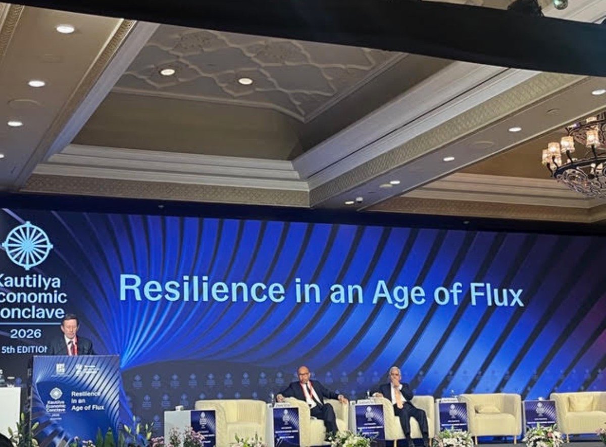 fenuchile's tweet photo. El ex decano y académico FEN, José De Gregorio, participó en el Kautilya Economic Conclave 2026, organizado por el Ministerio de Finanzas de India, en conjunto con el Institute for Economic Growth. El evento se realizó en Nueva Delhi bajo el lema “Resilience in an Age of Flux”.

La conferencia reunió a destacadas autoridades, economistas y líderes internacionales para analizar los principales desafíos de la economía global. 

De Gregorio intervino en dos sesiones dedicadas a la resiliencia macroeconómica frente a shocks globales y al resurgimiento de India, abordando sus implicancias para las economías emergentes, la estabilidad macroeconómica, la apertura y la geoeconomía.