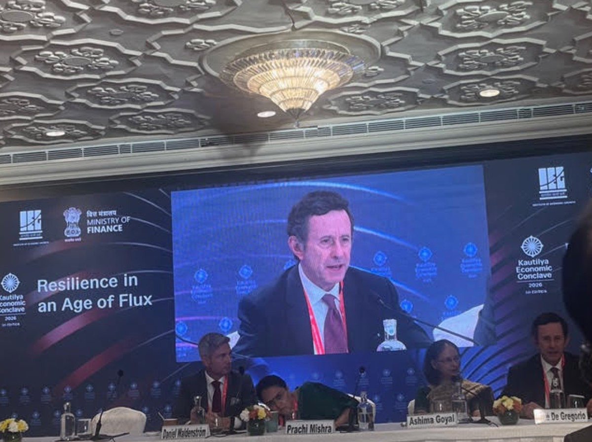 fenuchile's tweet photo. El ex decano y académico FEN, José De Gregorio, participó en el Kautilya Economic Conclave 2026, organizado por el Ministerio de Finanzas de India, en conjunto con el Institute for Economic Growth. El evento se realizó en Nueva Delhi bajo el lema “Resilience in an Age of Flux”.

La conferencia reunió a destacadas autoridades, economistas y líderes internacionales para analizar los principales desafíos de la economía global. 

De Gregorio intervino en dos sesiones dedicadas a la resiliencia macroeconómica frente a shocks globales y al resurgimiento de India, abordando sus implicancias para las economías emergentes, la estabilidad macroeconómica, la apertura y la geoeconomía.