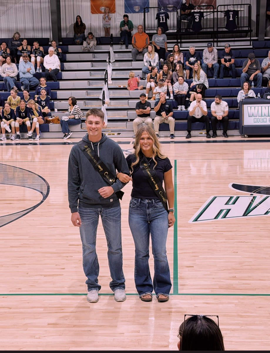 Clarissamj09's tweet photo. No tournament this past weekend but it was still a busy week with Homecoming! I got the chance to be on court so I rode in the parade, got announced at the game on Friday and had coronation and the dance Saturday! I was lucky enough to be crowned Queen! Such a memorable week!👸 https://t.co/m04df2CjZK