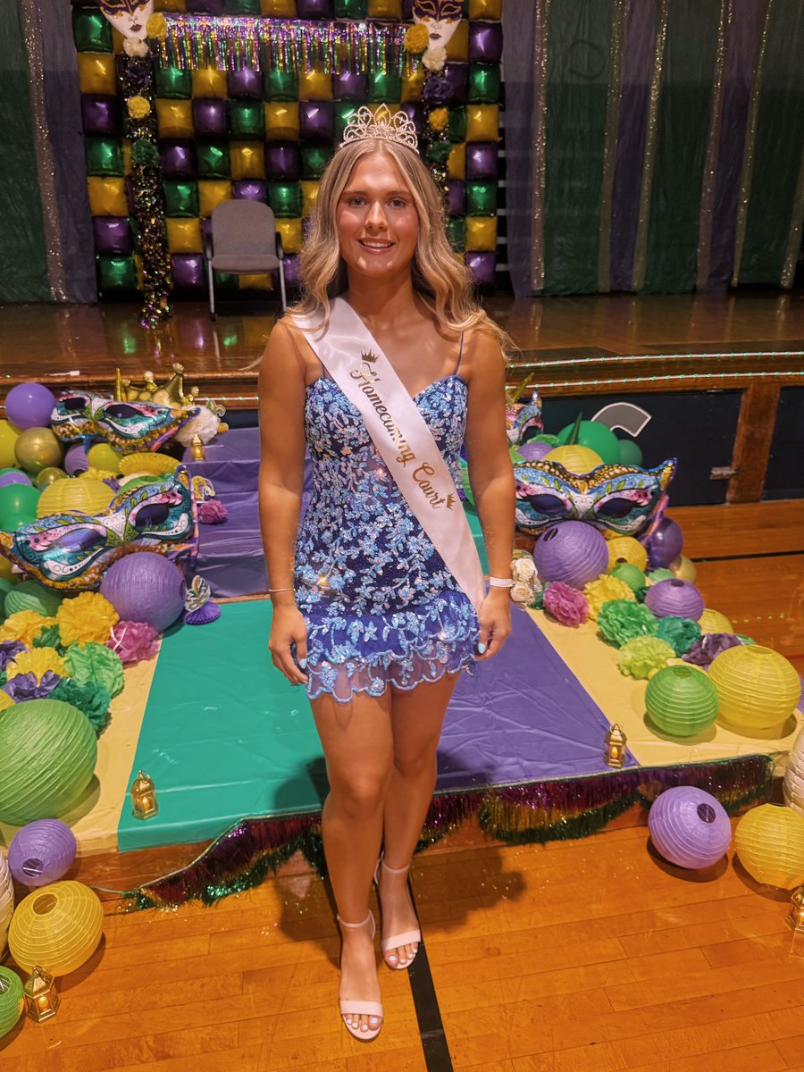 Clarissamj09's tweet photo. No tournament this past weekend but it was still a busy week with Homecoming! I got the chance to be on court so I rode in the parade, got announced at the game on Friday and had coronation and the dance Saturday! I was lucky enough to be crowned Queen! Such a memorable week!👸 https://t.co/m04df2CjZK