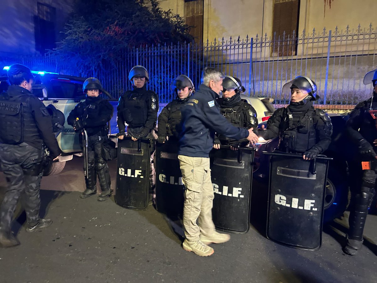 QuinterosJP's tweet photo. ORDEN. Sin orden no hay progreso.

Una familia que puede caminar tranquila, un comerciante que puede abrir su negocio y un trabajador que puede llegar a destino son la base de una Córdoba que crece. Garantizar ese orden exige presencia, trabajo y decisión para hacer cumplir la ley.

Por eso actuamos frente a los naranjitas que se adueñan de una cuadra y los limpiavidrios que intimidan. Por eso trabajamos para ordenar el tránsito y hacer respetar sus normas. La calle es de todos. Nadie tiene derecho a imponer sus propias reglas.

Soy ministro de Seguridad. Esa es la responsabilidad que me encomendó el gobernador @MartinLlaryora y la voy a honrar con toda mi fuerza. No pienso distraerme ni un segundo en ningún otro objetivo que trabajar por la seguridad y el bienestar de los cordobeses.

Sé hacia dónde vamos. Sé que poner orden incomoda y que sostenerlo exige valentía. Cada abuso que dejamos pasar le quita libertad a alguien que cumple la ley. Y cada decisión que sostenemos abre camino a una provincia mejor para vivir, trabajar y desarrollarse.

Con nuestra @PoliciaCbaOf, en la calle, todos los días y a toda hora. Con compromiso, con vocación y con la convicción de que nuestros hijos merecen crecer sin miedo.

Para eso asumí. Para eso trabajo. Y en esa tarea no voy a dar un paso atrás.