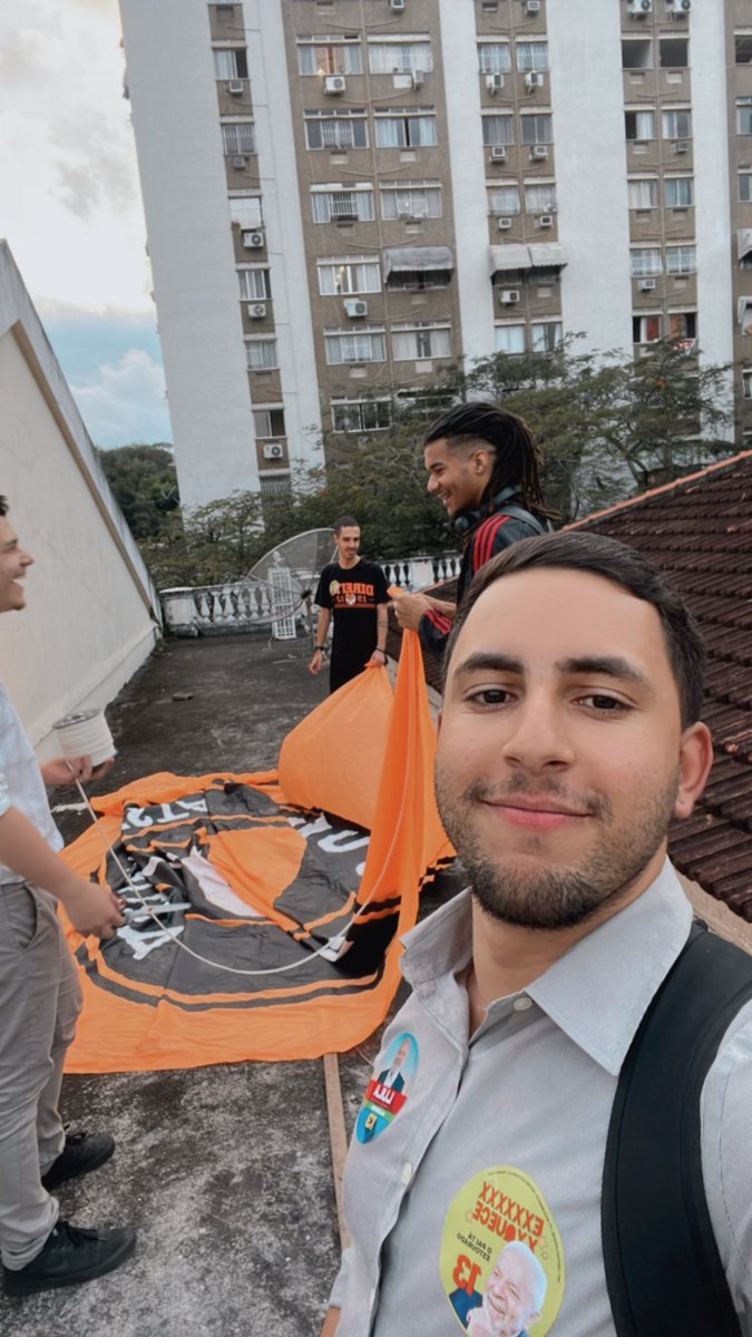 TheusBor97's tweet photo. @vaidesmaiar Quatro anos atrás eu estive nesse mesmo telhado hasteando essa mesma bandeira, e seguimos na luta! https://t.co/HFLQ57KsvS
