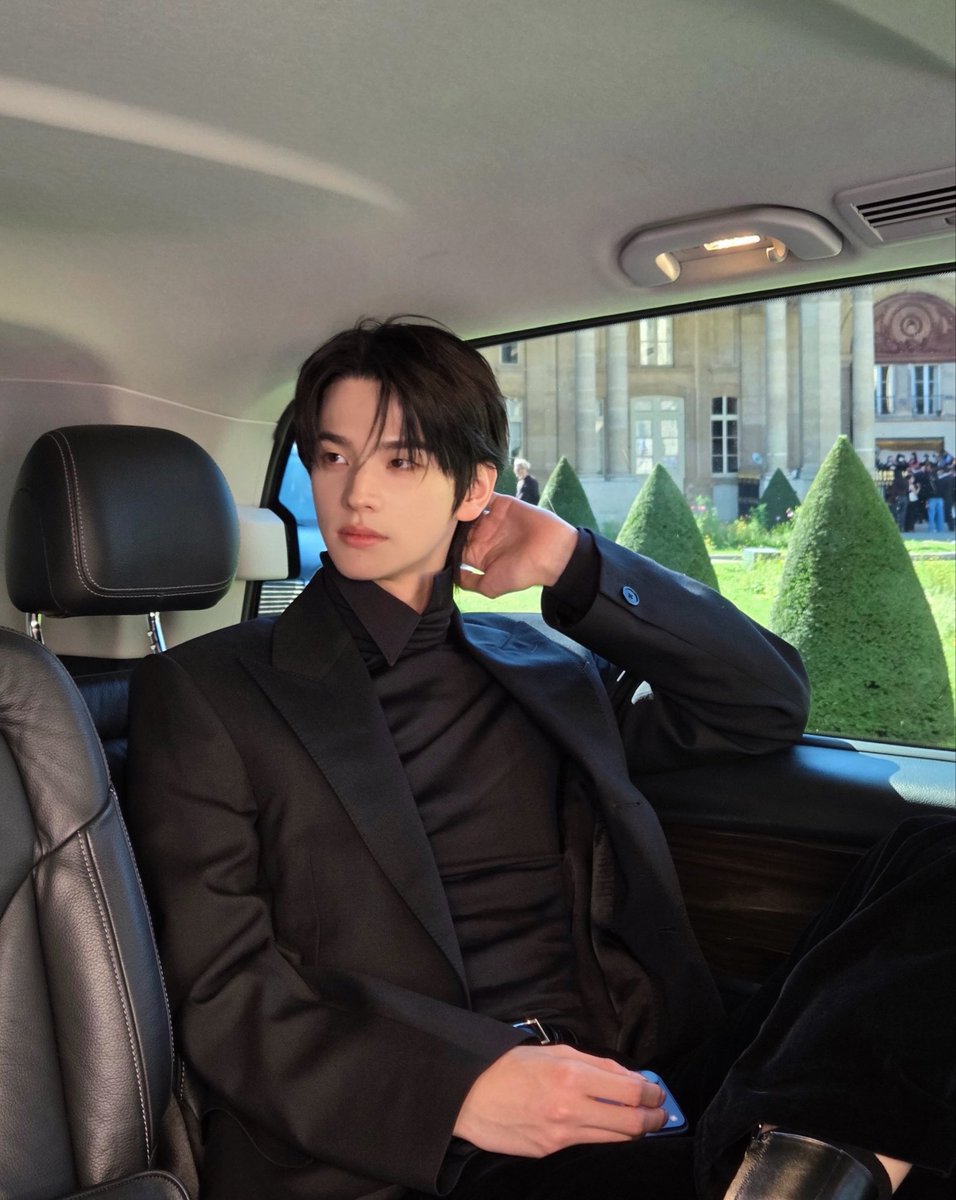 hapjihoon0328's tweet photo. 파리갈때마다 레전드를 쓰네 https://t.co/lXCnnspBW4