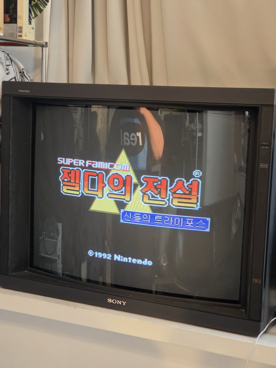 andrewb0922's tweet photo. 레트로갓 큐엠님의 은총 🔥🎮🔥
무려 100kg이 넘는 34인치 브라운관으로 젤다도 해보고 추억의 신기한 스쿨버스도 보고 ㅋㅋㅋㅋㅋㅋㅋ 컬렉션이 정말 대단하다

다른 소장품도 궁금하다면
https://t.co/fLBAK7WrsH https://t.co/iwFvvSHW6j