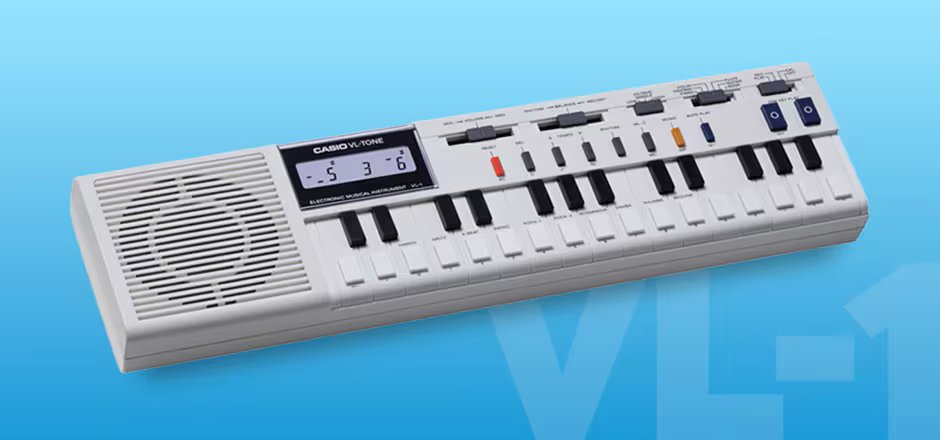 casio_WP's tweet photo. 1981年に登場したCASIO「VL-1」🎹
当時高価だったシンセサイザーを身近にした、画期的なモノフォニックシンセです。

あの独特なローファイサウンドを実機から収録し　#wavesplace で提供中！
無機質で硬質な音色を、楽曲のアクセントに⚡

詳細はこちら👇
https://t.co/RZa1WUXCh0

#DTM #vl1 https://t.co/ZH2lJyLjkL