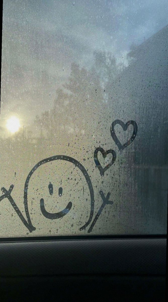 nurdin_young's tweet photo. カフェの窓際で、外を行き交う人々を眺めていたら、一瞬、自分もその中に溶け込んでる気がしたんよ。バリスタの笑顔と香ばしいコーヒーの香りが、とても心地いい。こんな小さな時間が大切なんだと、ふと思った。☕️ https://t.co/bNI2UuSLMY