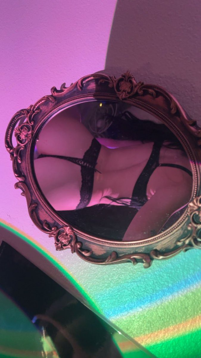 Jane_ann_555's tweet photo. just standing here looking innocent while knowing exactly what the camera caught 🤭 https://t.co/gPuCOBysp8