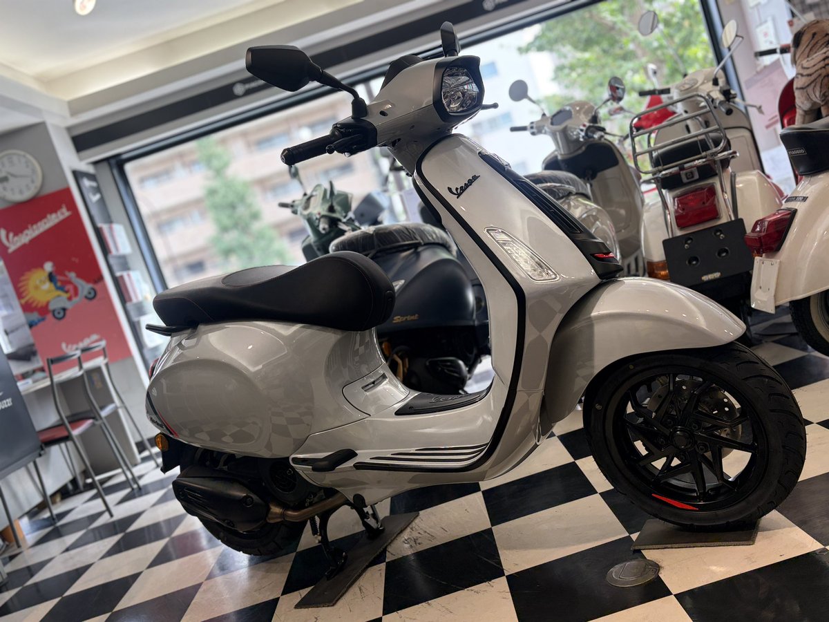 motorcycleSCS's tweet photo. 前回ポストした色とは別モノ
同じ灰色系ですが…より薄くなったこちらのカラーはエッセンツィアーレグレー🩶

メーカーの広報画像だとホワイトに見えてしまいますが、実際はこんな感じでーす

#ベスパスプリント180
#エッセンツィアーレグレー https://t.co/2FFdPXEeMO