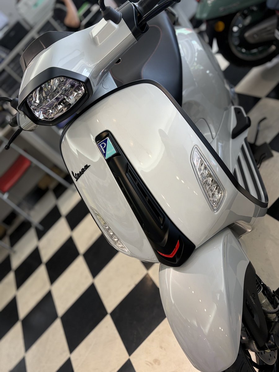 motorcycleSCS's tweet photo. 前回ポストした色とは別モノ
同じ灰色系ですが…より薄くなったこちらのカラーはエッセンツィアーレグレー🩶

メーカーの広報画像だとホワイトに見えてしまいますが、実際はこんな感じでーす

#ベスパスプリント180
#エッセンツィアーレグレー https://t.co/2FFdPXEeMO
