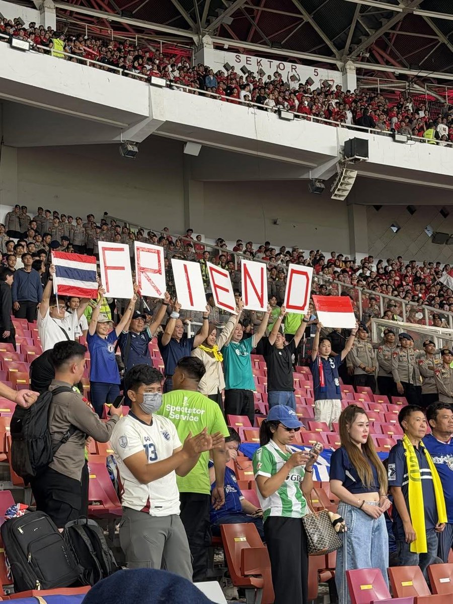 sehyrui's tweet photo. RESPECT BANGET SAMA THAILAND! 🥹❤️

ga kayak sebelah, rasis nya minta ampun 🥲
#TimnasDay https://t.co/TpEAlxI1iy