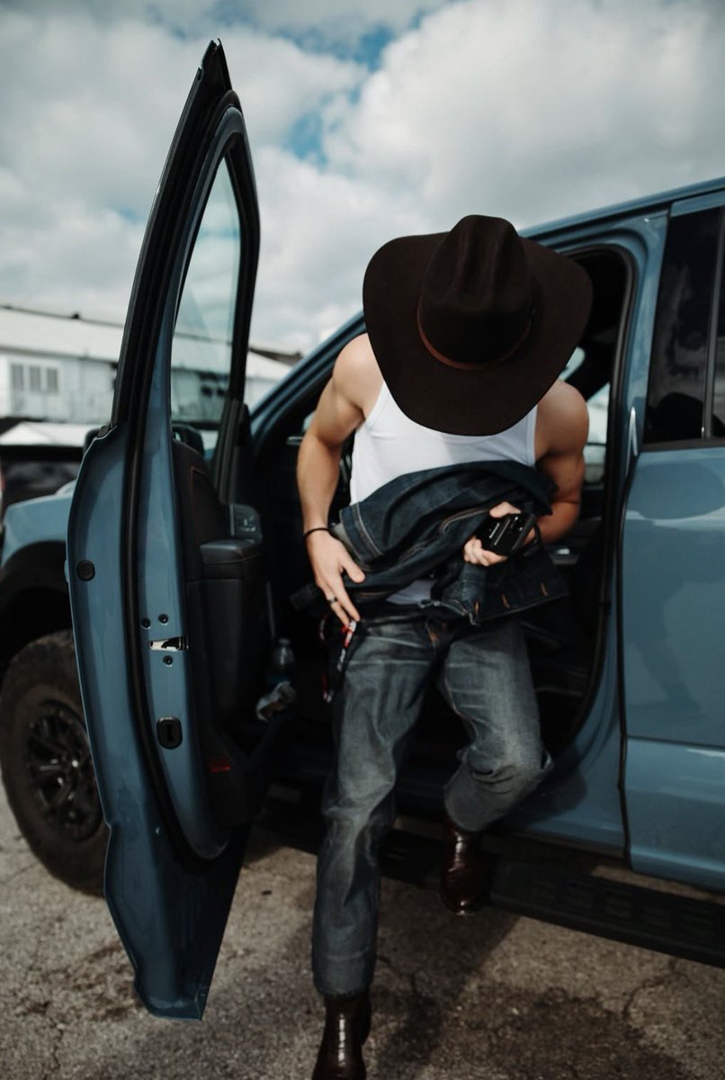 grkaivyna's tweet photo. SAVE A HORSE RIDE A COWBOY https://t.co/KQsigKuIeh