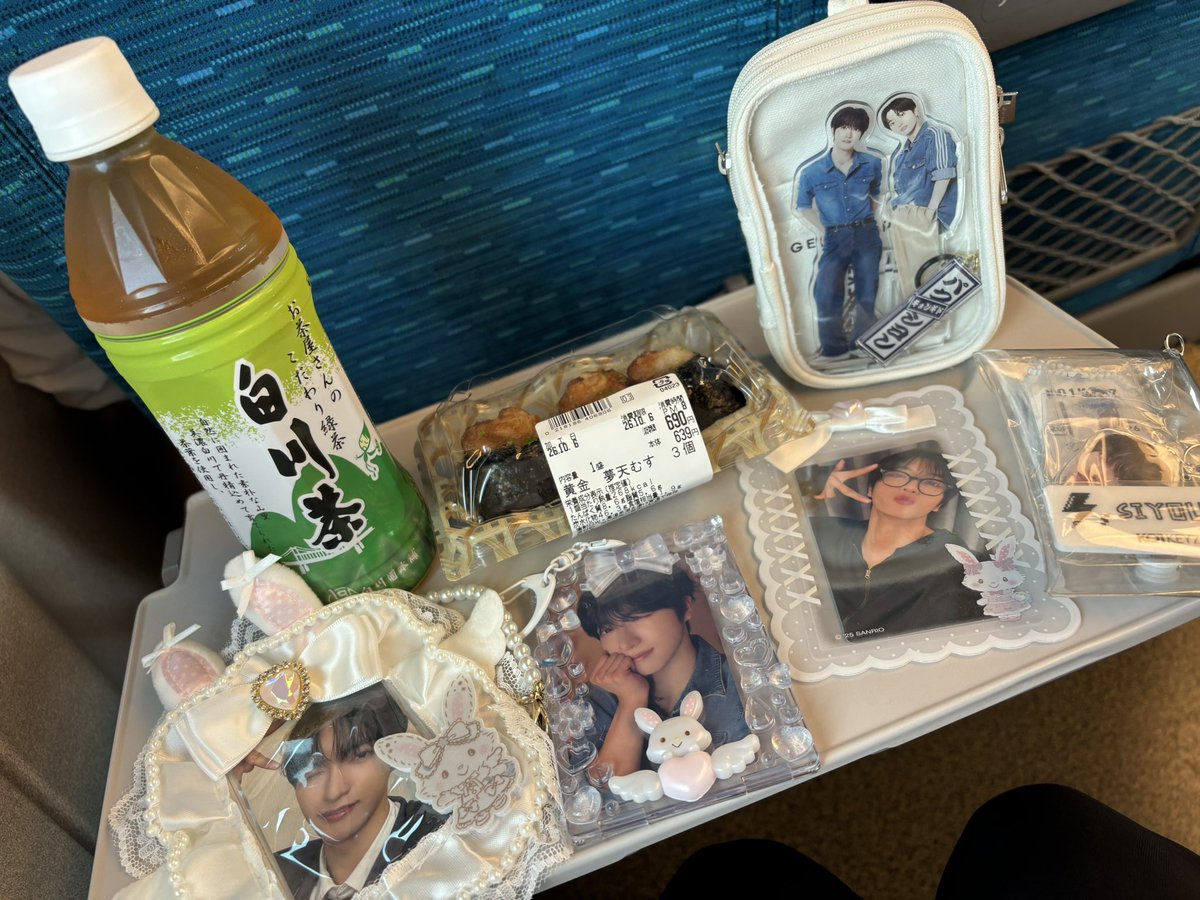 ko1keyz8944's tweet photo. たくさん連れてきた🐰
スタバか迷ったけどお腹減りすぎた天むすwww(朝ごはんも子どもと一緒にちゃんと食べたのに)
#ko1keyz #パクシヨン https://t.co/VISYOsX96A
