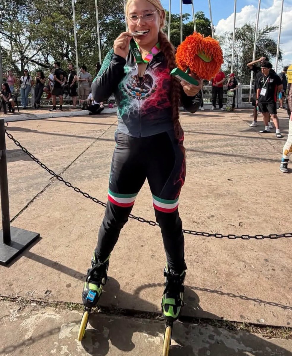 OlimpismoMex's tweet photo. ¡Medalla de plata! 🥈🇲🇽

Esmeralda Flores es subcampeona mundial!

La mexicana se sube al podio en la prueba Inline Downhill de los World Skate Games, el mayor evento deportivo sobre ruedas en el mundo.

Con un tiempo de 1:12.379 se colgó la presea plateada. https://t.co/4LyZGYcQDe