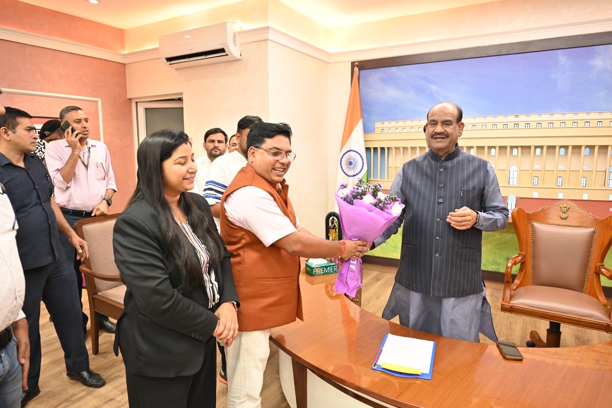 AKTIVARI's tweet photo. Such a wonderful interaction with  Hon’ble Speaker Shri Om Birla ji  at his house, he meet all my team member, family and friends . It’s a great honor for us. https://t.co/CI3hFE7QPr