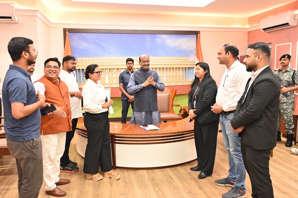 AKTIVARI's tweet photo. Such a wonderful interaction with  Hon’ble Speaker Shri Om Birla ji  at his house, he meet all my team member, family and friends . It’s a great honor for us. https://t.co/CI3hFE7QPr