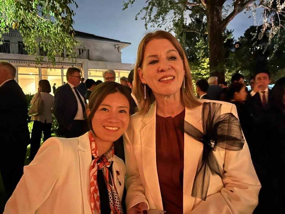 SenYamanaka's tweet photo. 昨日、ドイツ大使館で、「ドイツ統一記念日」レセプションが行われました。日本の議員他、日独ビジネス関係者、各国大使館から大勢この日お祝いに駆けつけました。

神谷代表とドイツ訪問から戻ったばかりの谷浩一郎議員とペトラ・ジグムント駐日大使、吉川りな議員と大使ともワンショット。
谷議員とは先日のドイツ議員団訪問のレセプション以来の訪問。

ドイツ語を流暢に話す谷議員は大使館の人たちと話が弾んでいた。
私も各国大使館関係者は全て英語を話せるのでいろいろな話題で意見交換をしました。
ここでもほぼ大半の各国大使館関係者は参政党のことをよく知っていた。