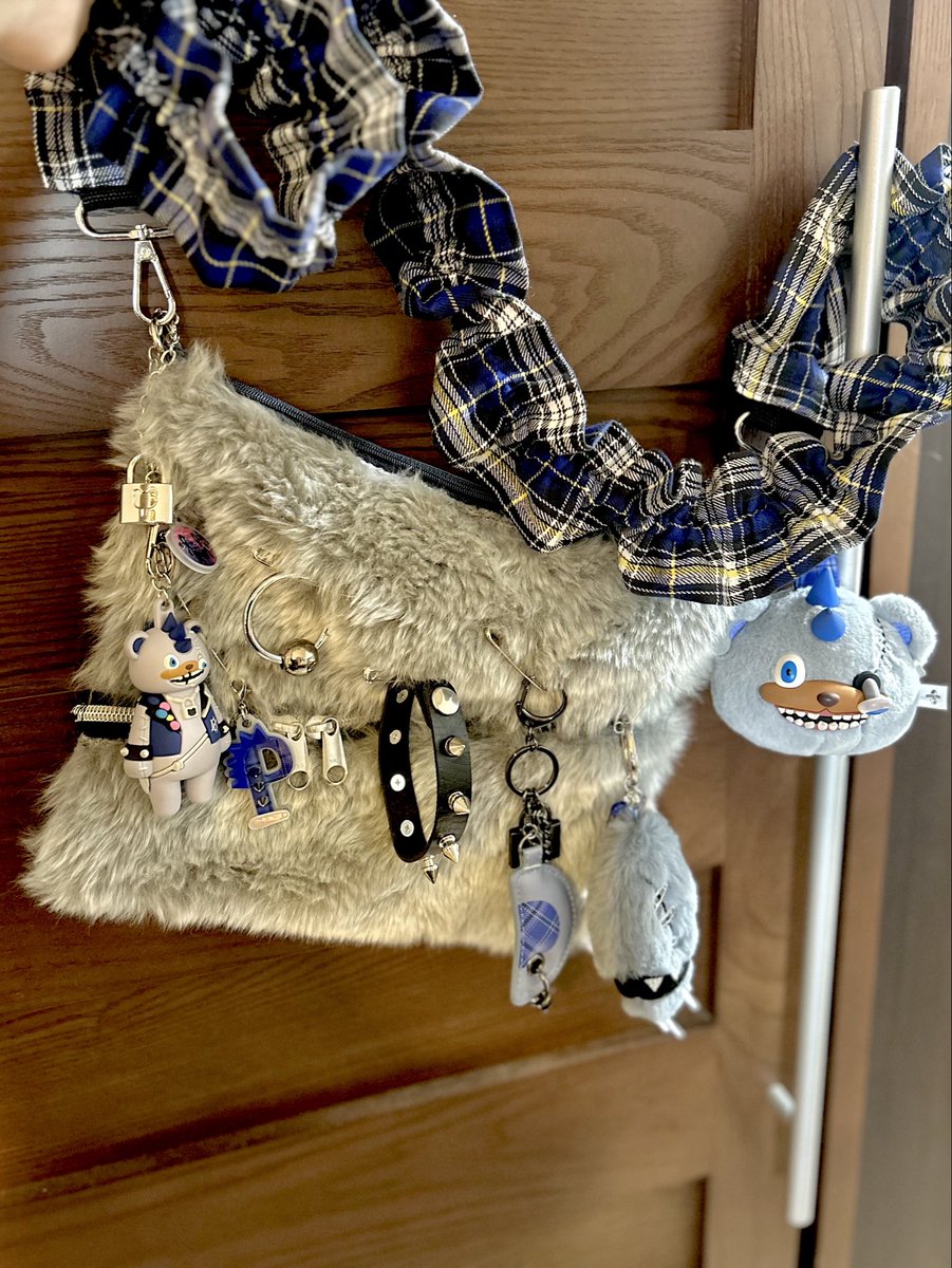 kumasion's tweet photo. 私はパンクちゃんが好きなのでパンクサコッシュも作りました🧷
裏地は唐草模様です🌱
チャーム付けると重い😇
#USJファン #ハミクマ #ハミクマパンク #ハミコレ https://t.co/DYL3VGSFjR