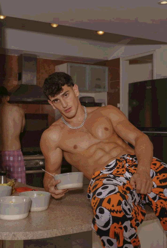 XhugoruiZ's tweet photo. ——— Así me levanto yo, con los bowls del desayuno listos, y mi primo preparando unos buenos huevos. ¿A que si? Acá entre nosotros. Mi primo es el mejor anfitrión, pero que no se le suba a la cabeza. https://t.co/bCdBy94TRK