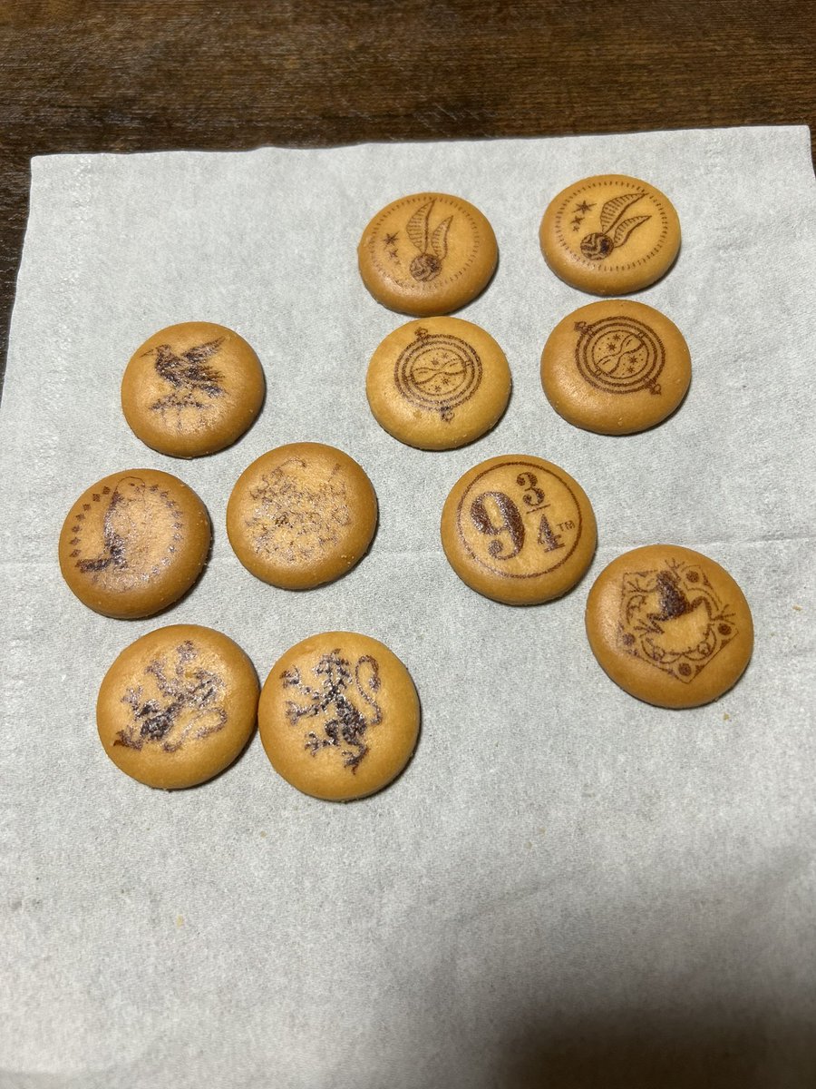 ReijiNano's tweet photo. 中のビスケットも可愛いしバターの良い匂い！
柄の被り方がバッチの被り方と似てるし…やっぱりスリザリンは無い https://t.co/Ncnk3DQfTM