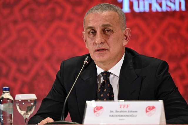 GsGazete's tweet photo. 🗣 Serhat Ulueren: "TFF Başkanı İbrahim Hacıosmanoğlu, Galatasaray'ın başarısını istemeyen birisi. Bir Federasyon Başkanı, Galatasaray'ın hocasını hedef alabilir mi, sen kimsin ya? Galatasaray'ın stadına bile giremiyorsun." (Telegol) https://t.co/qXwhqHQ8S8