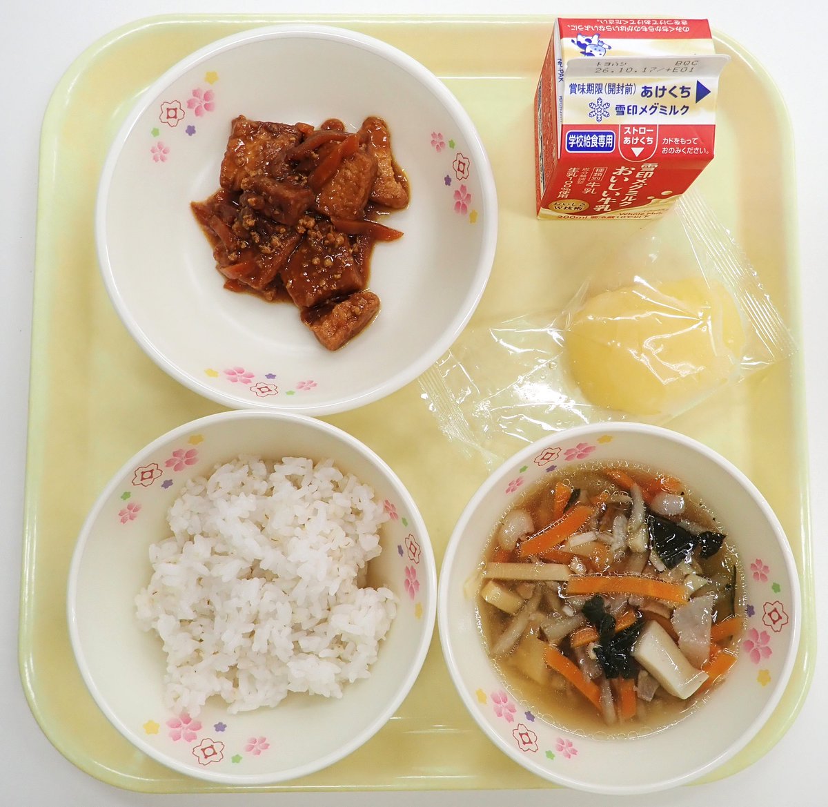 kasugaikyushoku's tweet photo. 10/5 　#学校給食

・麦ごはん
・牛乳
・さわにわん
・生揚げの肉味噌かけ
・冷凍りんご

#おいしい給食　
#春日井市
#雪印メグミルク

☆☆　生揚げの肉味噌かけ　☆☆
ホームページにレシピ掲載してます。
　#ご飯が進むおかず
作ってみてね♪ https://t.co/W62CClAYEV
