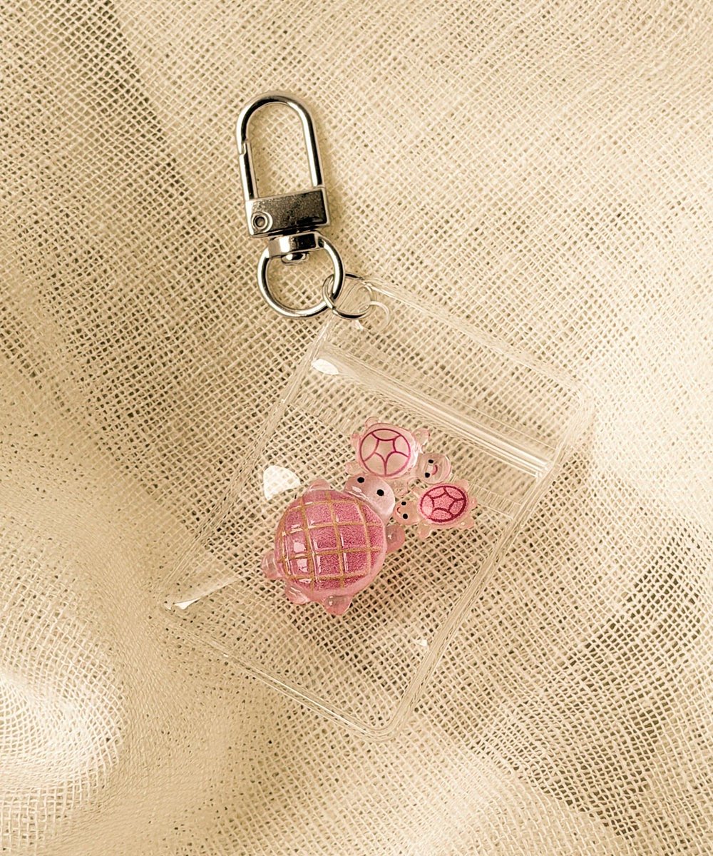 3COINS_news's tweet photo. ＊NEW＊

カメ3匹キーホルダー
330円（税込）
https://t.co/y6lcIeGF10

3匹のカメがぎゅっと寄り添う可愛いキーホルダーが登場🐢♡

※���部の店舗では取り扱いがございません。
#3COINS https://t.co/ijt55W8OeI