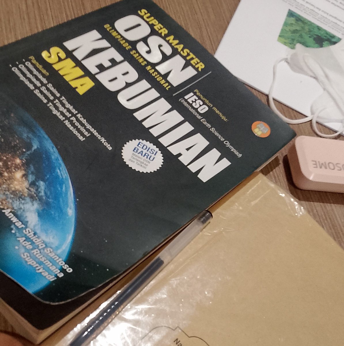 Syif_lov1's tweet photo. Pagi ini lanjut belajar lagi udah masuk ke skala waktu geologi #studytwt https://t.co/duq0gVOqSa