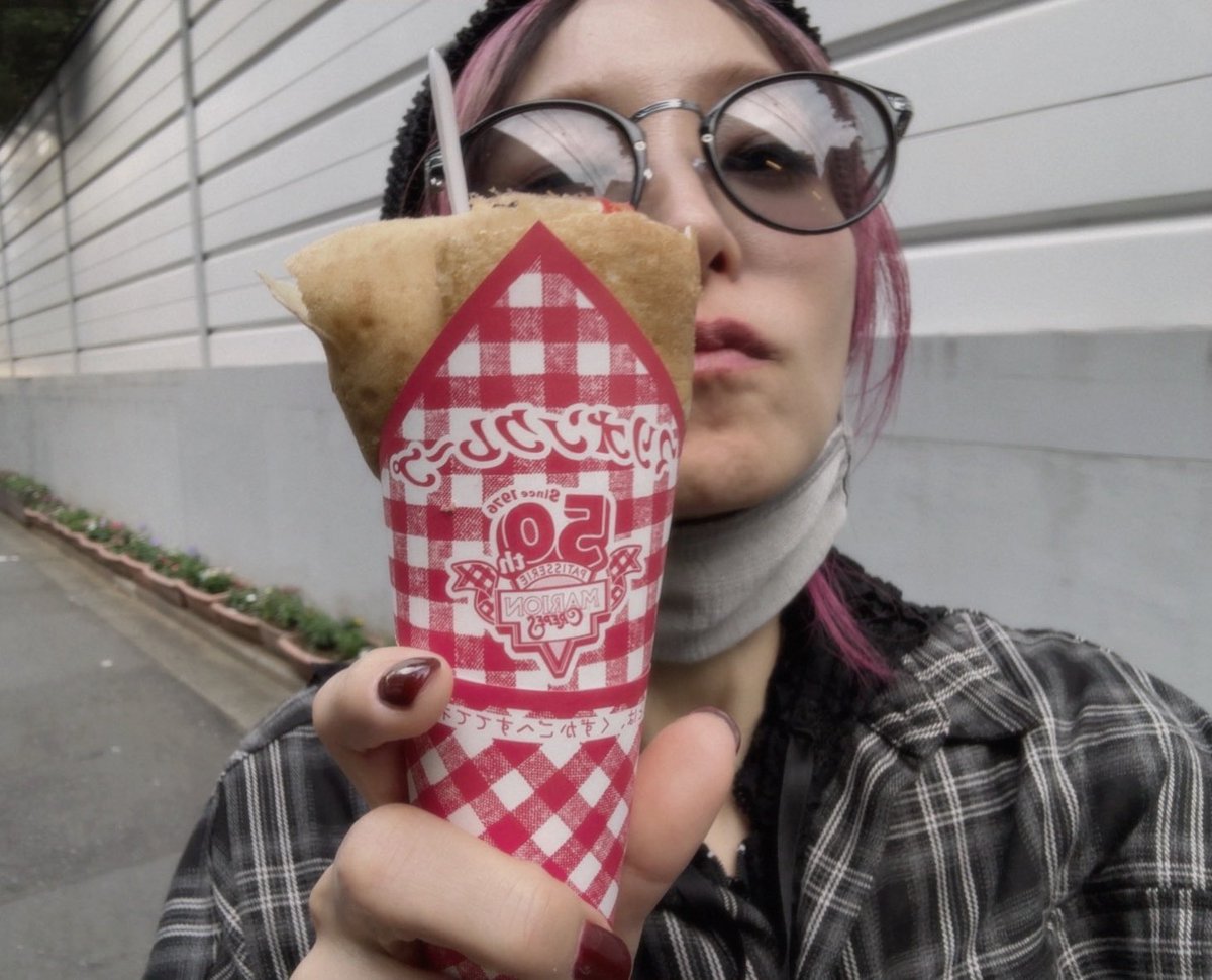 LiSA_OLiVE's tweet photo. それで、きのうは糖分が欲しすぎてクレープ(ヌテラばなないちご生クリーム)を食べて癒されました😋
おはよう https://t.co/MBJg57bU45