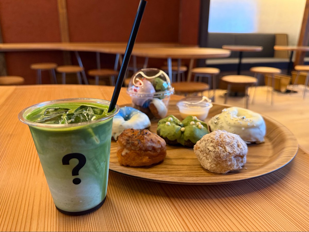 kyoto_1banchi's tweet photo. 今日、京都寺町に「アイムドーナツ」と、関西初の「ネオナイスバーガー」が同時オープン！

＼ネオナイスバーガーは10月9日まで全メニュー50％オフ／　※条件あり

バンズやパティ、ソース、ポテトまで手づくり。京都らしい食材や味わいを取り入れた限定バーガーも4種類あります🍔

そのまま食後にアイムドーナツへ……なんて幸せなハシゴ🍩
新食感のもっちり「ぬれドーナツ」や、ミニサイズで楽しめるバラエティーカップも新登場！

▼限定メニューや店内の様子はこちら
https://t.co/DgicZniINY

#アイムドーナツ #ネオナイスバーガー #京都