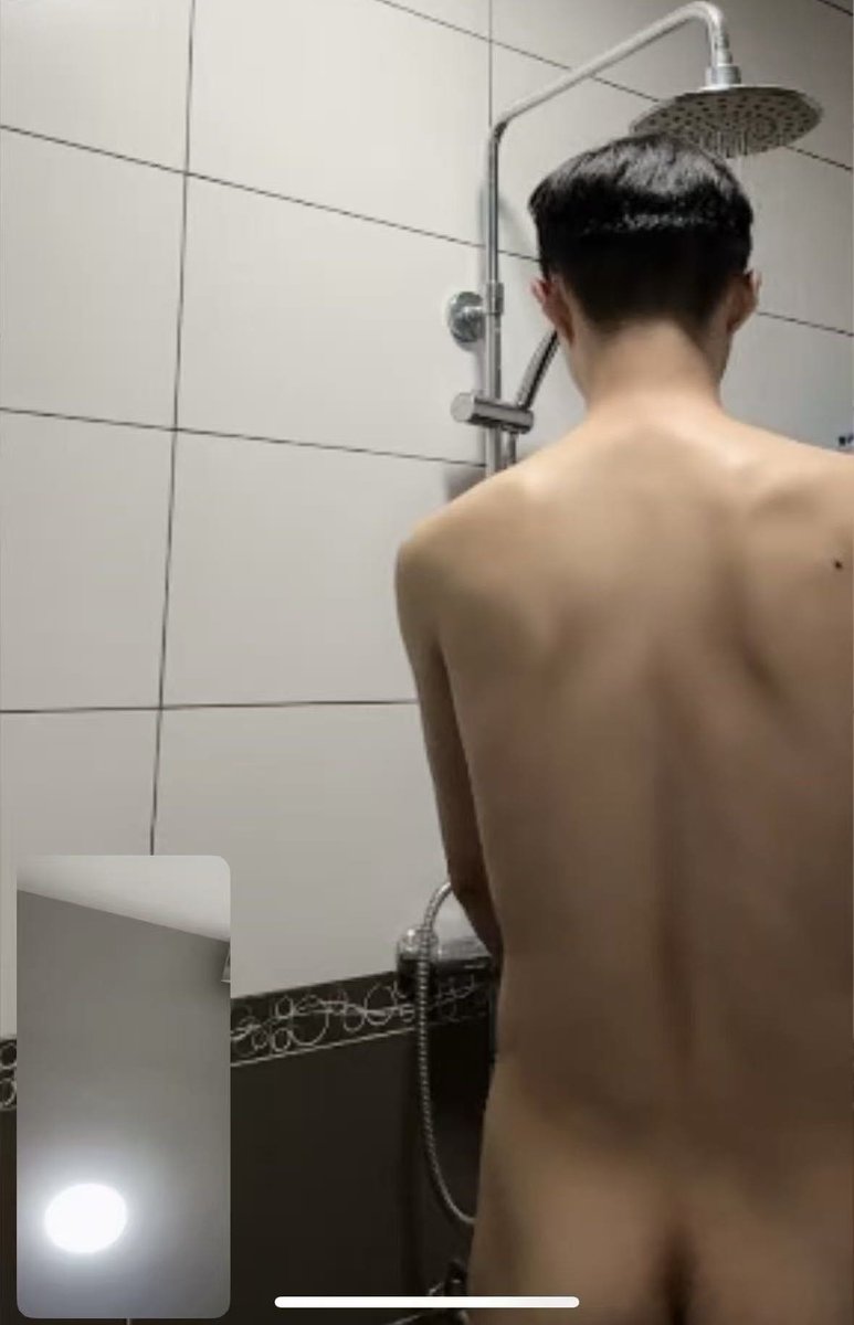 Ward16976's tweet photo. 被爸爸观看洗澡实录一条。
爸爸到家躺着，主动和爸爸提出请求，观看骚儿子洗澡。这不就露着屁股和菊花给爸爸欣赏了吗。
#SM 
#自拍 
#骚 https://t.co/r1kyNQAaP8