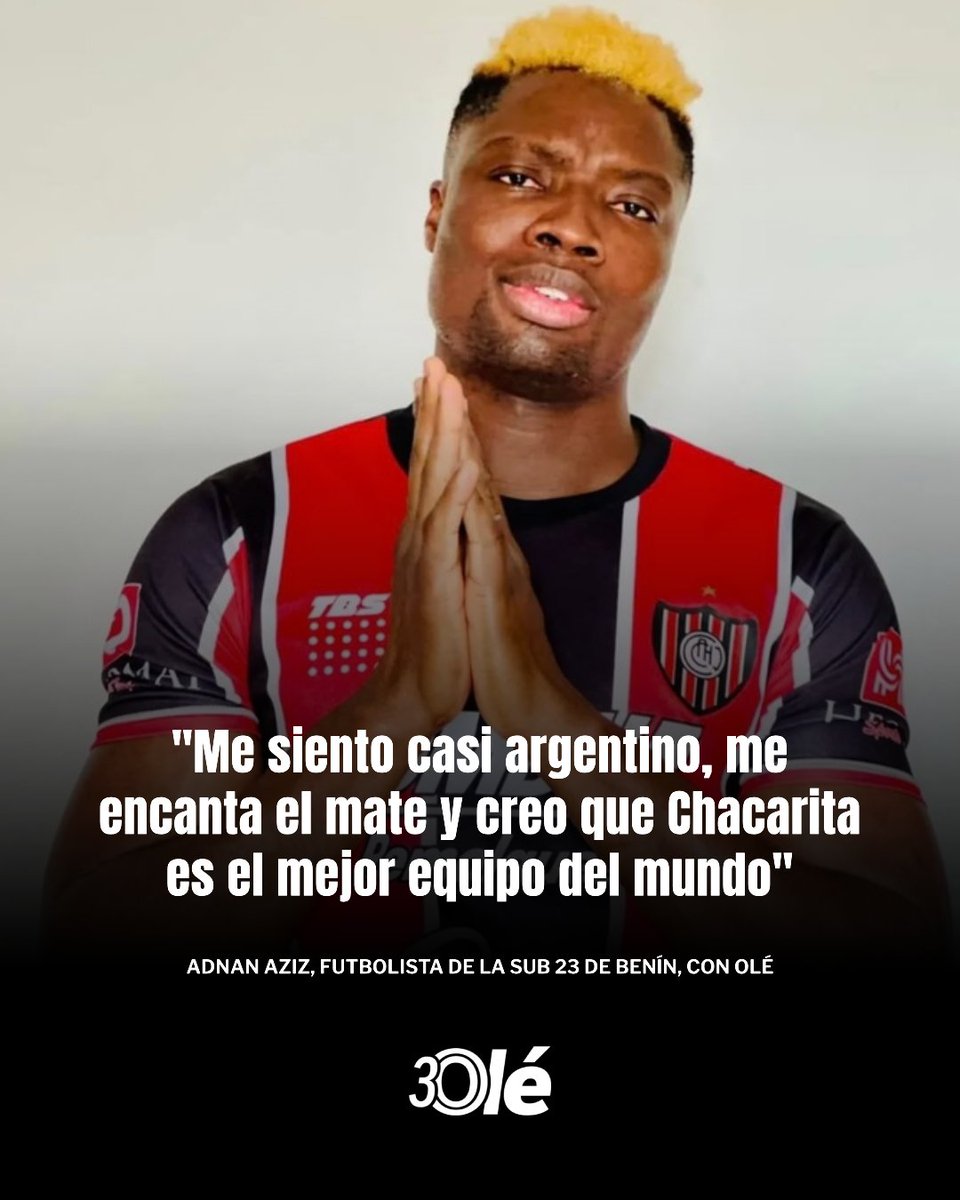 DiarioOle's tweet photo. EXCLUSIVO OLÉ: ¡ES DE BENÍN, ES FANÁTICO DE CHACARITA Y LE ENCANTA EL MATE! 🇧🇯🧉

➡️ Adnan Aziz, futbolista de la Sub 23 del país africano, habló con este diario y reveló su pasión por el Funebrero y la infusión argentina

🗣️ "Mi oportunidad de conocer Chacarita surgió a través de Facundo, un amigo argentino que luego se convirtió en mi representante y que había trabajado anteriormente en el club"

🗣️ "Desde que lo conocí, me interesé mucho en el club y en su historia, y veo los partidos con él"

🗣️ "Tenía previsto viajar a la Argentina para probarme en Chacarita, pero lamentablemente una lesión en los ligamentos cruzados me impidió hacerlo"

🗣️ "Tengo muchos amigos de Argentina, así que, al final, no debería sorprender tanto verme con un mate en la mano. ¡Me encanta!"

🗣️ "Los clubes argentinos son bastante conocidos en Benín. Conozco algunos, como River y Boca, pero para mí, Chacarita siempre será el mejor y el club de mi corazón"

🎙️ Giuliana Tocalli