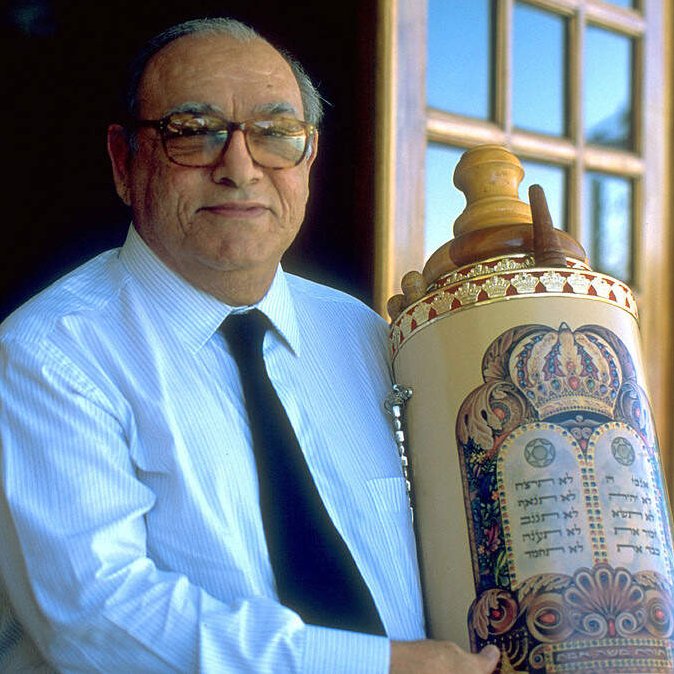 EniorJimenez's tweet photo. Este es el hombre más rico de Haití, el país más pobre de occidente, Gilbert Bigio, un judío. 

Controla la mayor parte del comercio y las exportaciones de acero del país, y su conglomerado empresarial domina diversos sectores de la economía de Haití. Desde la década de 1980, ha estado detrás de la organización y el armamento de bandas y grupos paramilitares. En los años 90, Estados Unidos lo sancionó por estar detrás del golpe de estado contra el sacerdote salesiano y presidente haitiano Aristide. En 2022, Canadá le impuso sanciones por armar a bandas criminales, blanqueo de capitales y otros actos de corrupción.

Bigio es el cónsul honorario del estado de Israel en Puerto Príncipe y su casa sirve como la única "sinagoga" del país (en la imagen sostiene el único rollo de la Torá que hay en Haití). Con la filtración de los Papeles de Pandora (2021), se reveló que Bigio compró el Mercedes-Maybach de Jeffrey Epstein en París y que tiene varias empresas fantasamas en el extranjero para ocultar sus actividades.

Nadie ha permanecido en el poder en Haití durante las últimas tres décadas sin su consentimiento.

Hace unos días falleció y fue sepultado en un cementerio judío de Hollywood, Florida. Esperamos que Haití ahora puede respirar y reconstruirse sin interferencia judía.