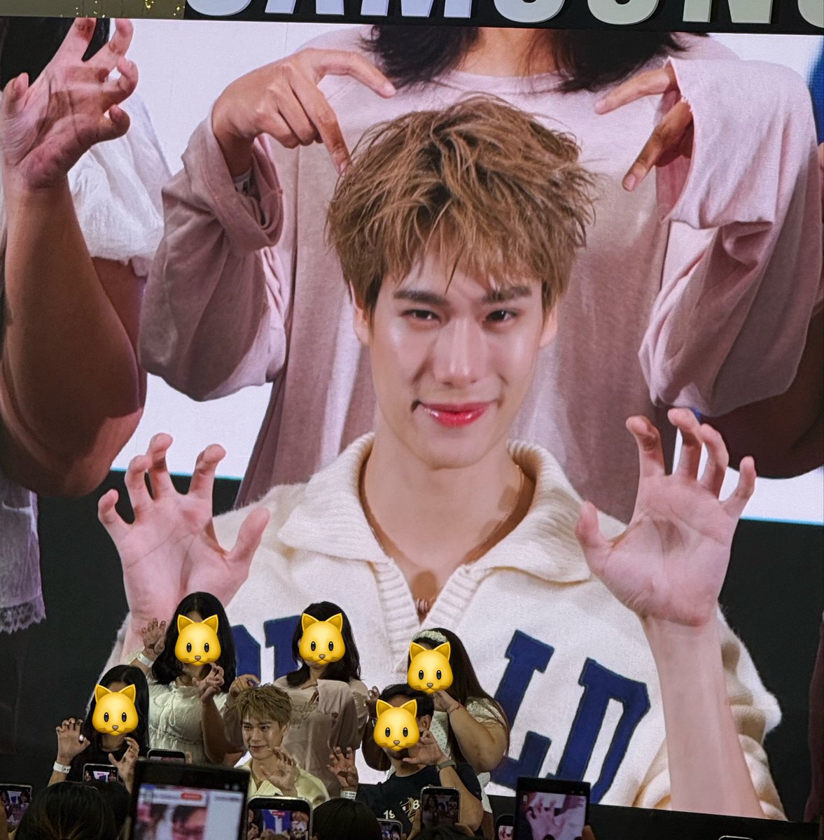 Mmclee12's tweet photo. คุยภาษาแมว ม้าวว🐱 https://t.co/Z8tQiDOEZp