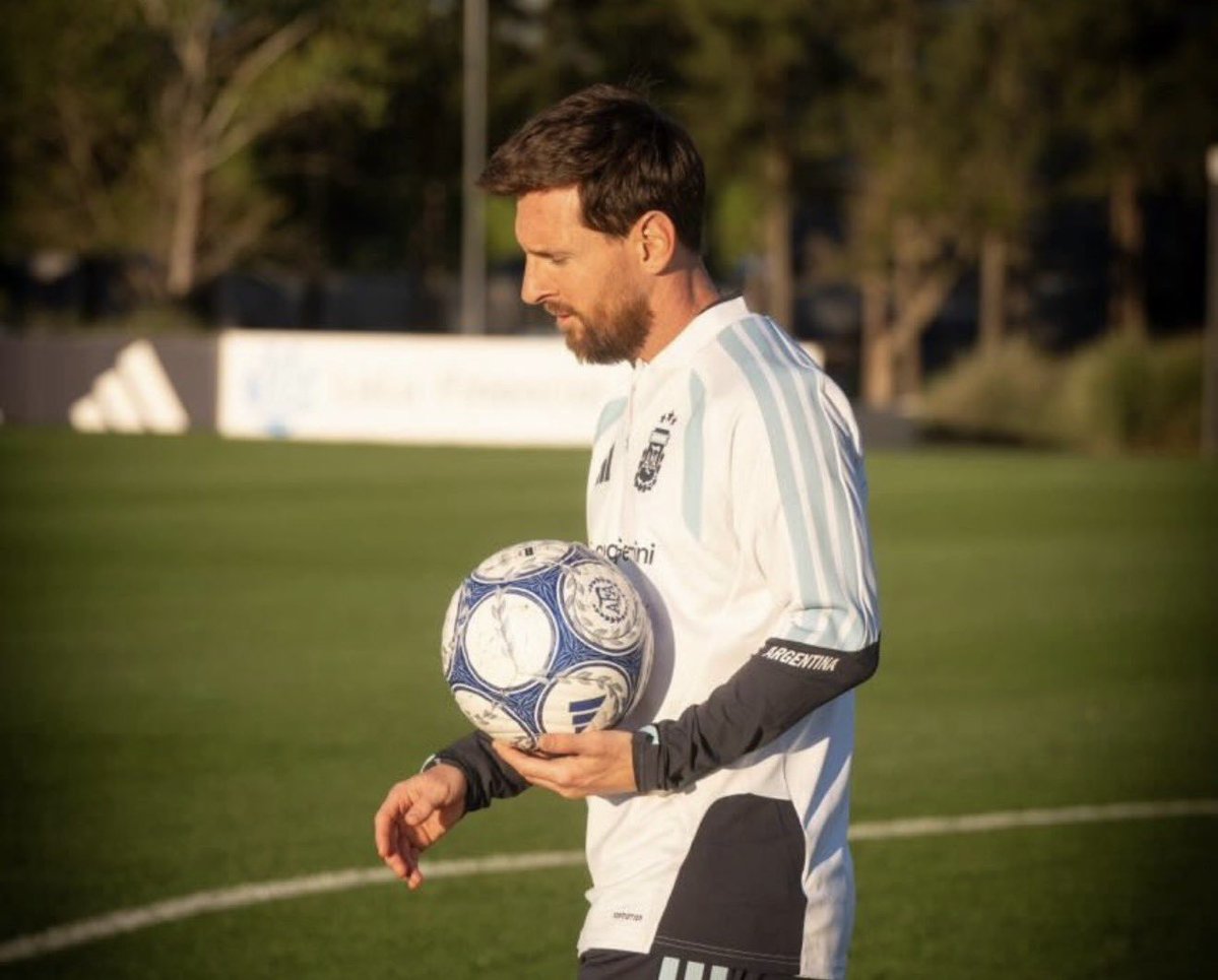 BenjaminOn58575's tweet photo. Leo Messi after his last training session with Argentina😔😔
We gonna miss you https://t.co/XqK1wdoB8F