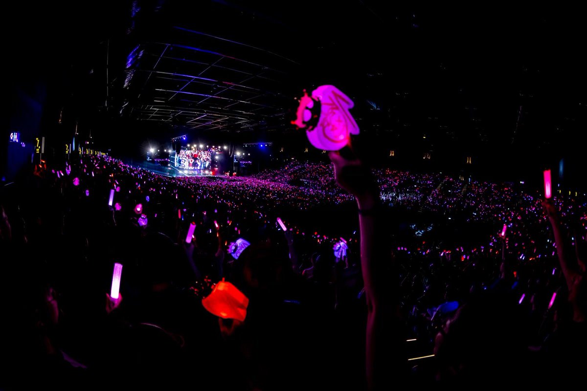 LiSA_OLiVE's tweet photo. #LiSA15th 日本武道館から世界中の10万人と遊んだワールドツアーが終わりました🚚✯🍓🌏あぁ、よかったちゃんと最後まで走り抜けられた。
Thank you so much to all of you around the world who came to sing with me! 🌏

走り出した心、世界中を巻き込んで。
願いをうたい、あなたが叶えてくれた未来。
最高な瞬間を一緒に縫い合わせてくれたあなたに感謝します。
今日もいい日だっ。

15年駆け抜けた先で、どれだけのあなたに会えるんだろう。
あなたが待っていてくれる今日がほんとうに幸せです。
次の未来へ🚚🪡👣
４月、ホームの日本武道館から始まった #LiSA15th ラストスパート、LiSAは日本に戻り全国ホールツアーに向かいます。
ただいまHOME,JAPAN🇯🇵

そして、12/2に #りさべすと ベストアルバムが出ます。
【HP】https://t.co/2jpRwR5ctv

【全国ホールツアー
#LiSA LiVE is Smile Always～LACE UP～】

【2026】
10/18(日)…ＹＣＣ県民文化ホール(山梨県立県民文化ホール)
10/24(土)…グランキューブ大阪
10/25(日)…グランキューブ大阪
11/1(日)…福岡サンパレスホテル&ホール
11/3(火祝)…iichikoグランシアタ(大分)
11/13(金)…帯広市民文化ホール(北海道)
11/15(日)…札幌文化芸術劇場 hitaru(北海道)
11/21(土)…レクザムホール(香川県県民ホール)
11/23(月)…松山市民会館(愛媛)
12/12(土)…砺波市文化会館(富山)
12/13(日)…本多の森北電ホール(石川)
12/18(金)…広島文化学園HBGホール
12/20(日)…米子コンベンションセンター BiG SHiP(鳥取)
【2027】
1/9(土)…TOYOTA ARENA TOKYO(東京)
1/10(日)…TOYOTA ARENA TOKYO(東京)
1/16(土)…仙台サンプラザホール(宮城)
1/17(日)…盛岡市民文化ホール(岩手)
1/28(木)…Niterra日本特殊陶業市民会館 フォレストホール(愛知)
1/30(土)…長良川国際会議場メインホール(岐阜)

#LACEUP_TOUR