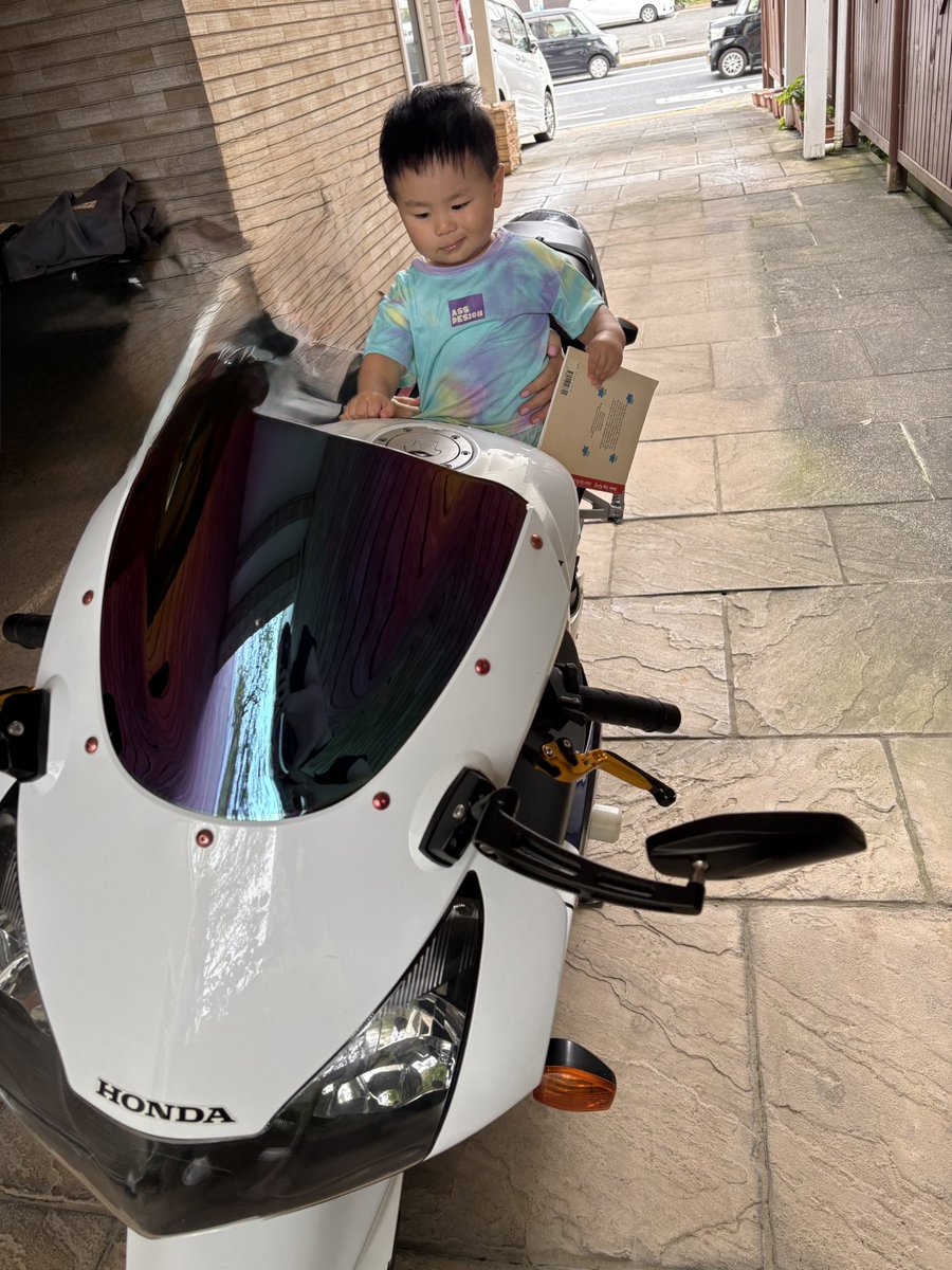 mikiteee1217's tweet photo. バイク取り行ってきた。間違えてサンダルで行った🤣🤣
初めて乗せて��たけどなんかドヤ顔してて可愛かった笑

ママ消しゴムマジックで消してるからちょっと写真おかしくなった🤣

バッテリー新品になったので当日エンジンかからないことはなくなったのでご安心を(ㅅ´ ˘ `)とりまナンバー灯買った https://t.co/l1xcwmpgBD
