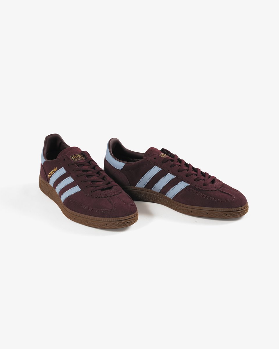 KicksLab_jp's tweet photo. 【 New Arrivals l 新入荷 】adidas l “HANDBALL SPEZIAL JAPAN EXCLUSIVE” Maroon/Ambient Sky/Gum l Available on the October 9th in Store and Online Store. #KICKSLAB #キックスラボ

商品詳細はこちら▼
https://t.co/NERc3z0bFK https://t.co/HCvpiwCtWR