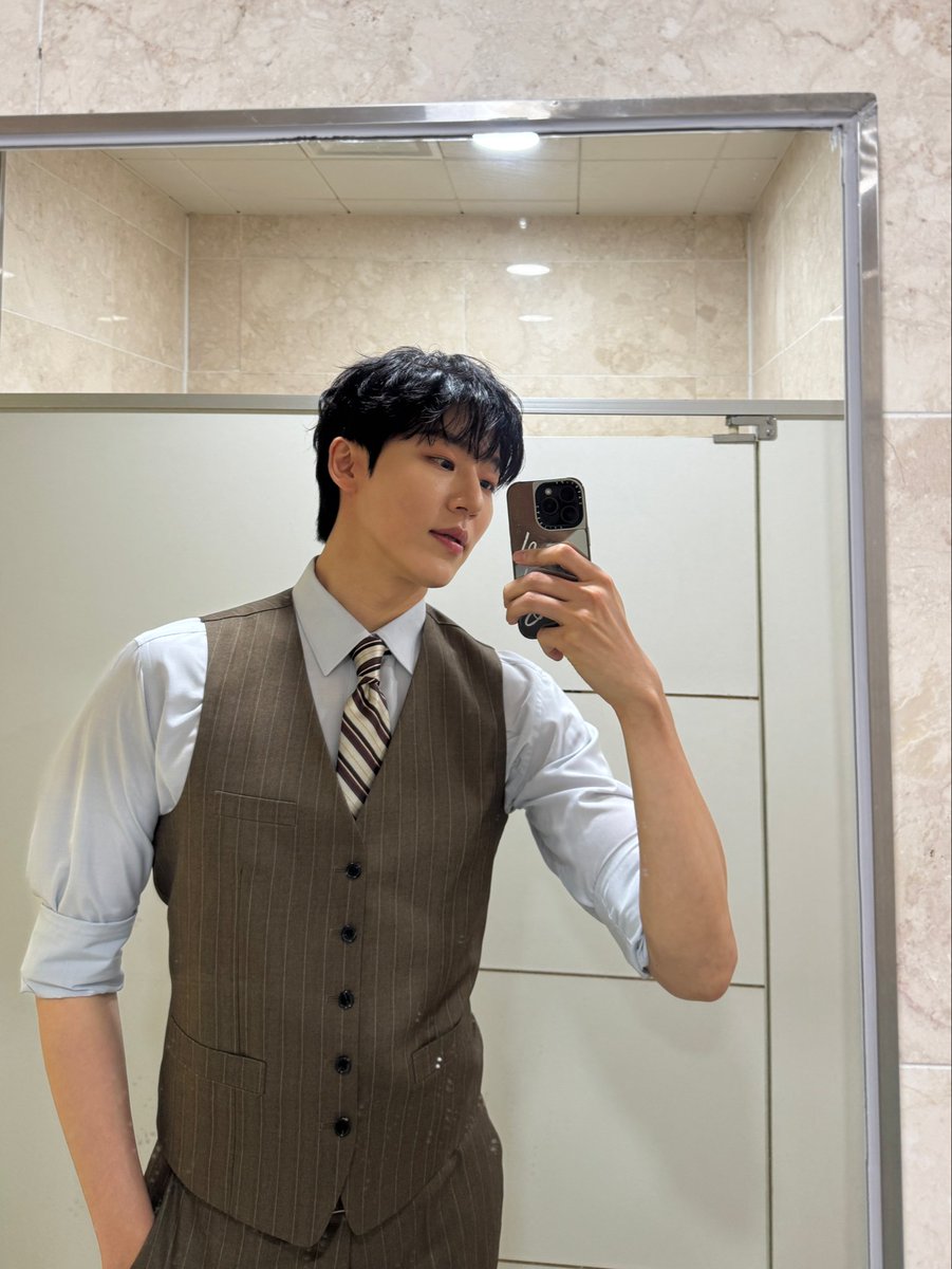 dumansig_9396's tweet photo. 전무님... 대딩애인이랑고급 외제차로 데이트 하는 상상 
낮에는 애기 원하는 대로 귀염뽀짝하게 놀았지만 
저녁엔 호텔레스토랑에서 와인한잔하고 위로 올라가는 상상을 분기마다 한번씩 합니다 https://t.co/WGjYfQ1plx