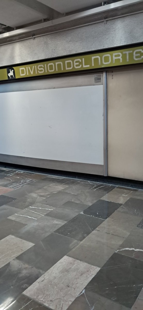 Cheskop1's tweet photo. @MetroCDMX ¿A quien esperamos en division? Ni la cheinbau ni el vato del metro -que se me olvida su nombre- van a venir https://t.co/rRseFuSPFJ