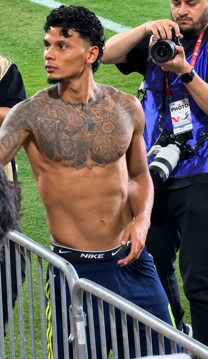 mriios7's tweet photo. me adoece saber q eu nunca vou sentar no pau desse macho 😞 https://t.co/GHGNpNdKQG