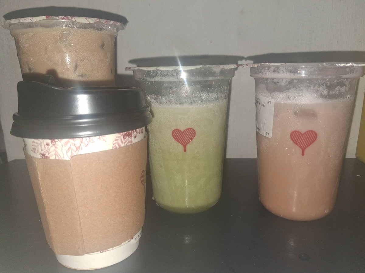 heychanoo's tweet photo. Kemaren nyoba purple cloudnya kopken yang taro matcha sama taro cloud milk tea, ekspetasinya tu cantik gtu ijo ungu tapi pas gue pickup kaget sih gak kelihatan taronya wak😭😭 yang taro matcha kek matcha pada umumnya, yang milk tea juga kek teh susu pada umumnya🙂 gk estetip blas https://t.co/h6L9J2bcDP