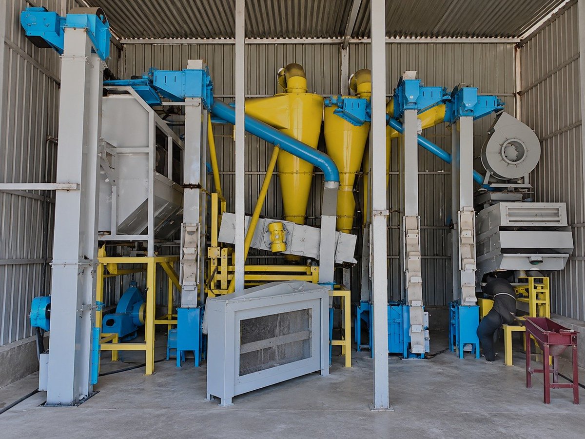 AgriGoI's tweet photo. From Moringa Leaves to Market-Ready Value! 🌿☀️

Ardika Farmers Producer Co Ltd., #ChhatrapatiSambhajinagar #PMDhanDhaanyaKrishiYojana district #Maharashtra, #FPO with 760 farmer members, set up grading & cleaning machinery, capacity 3 Ton/hrs & solar drying for moringa leaves.
Promoting clean-energy based processing, local value addition & better market for farmers.

📞 Contact: Karbhari Ramdas 9309136468

🛒 Click to buy directly from the FPO
https://t.co/g6IuCy60fj

#DDKY #Moringa #SolarDrying #ValueAddition #FoodProcessing #AgriGoI