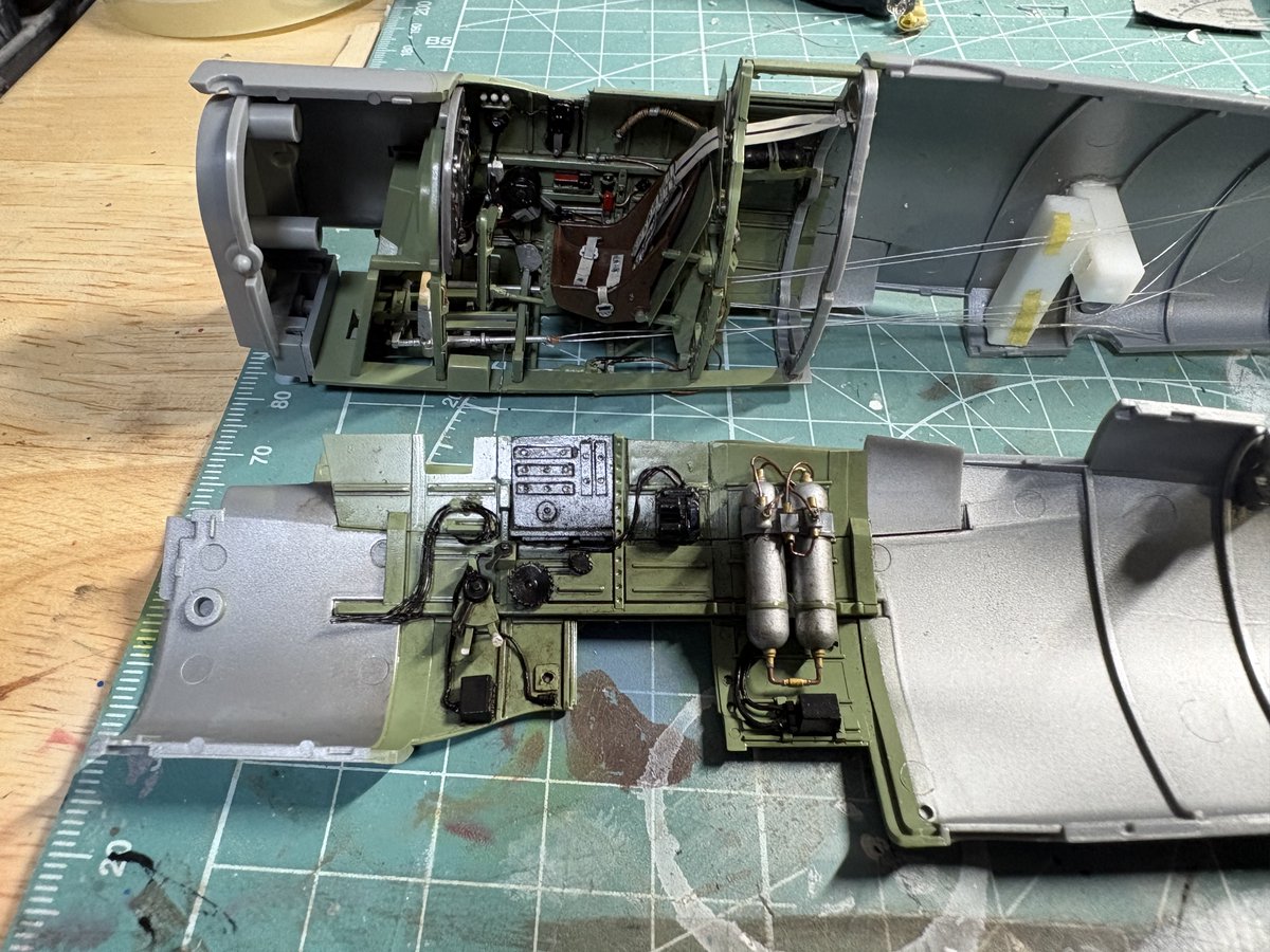 bonjabonja_taku's tweet photo. #6 Spitfire Mk.VIII  Tamiya 1/32          
 コックピットが完成し、胴体を貼り合わせます
残念ながら、操舵ケーブルは見えなくなりそうです

The cockpit is now complete, and it’s time to close up the fuselage. Unfortunately, the control cables will probably disappear from view once the fuselage is assembled.  
#Airplane
